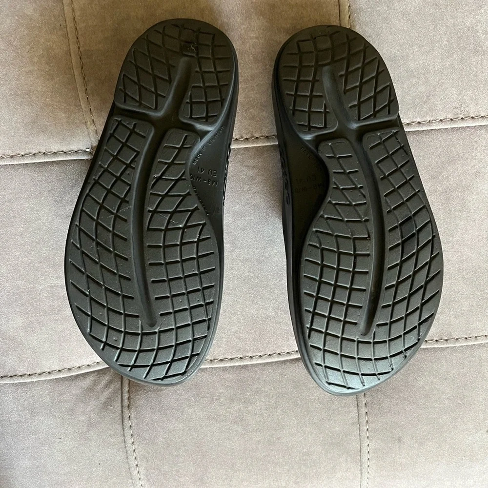 OOFOS Black Comfort Slides
